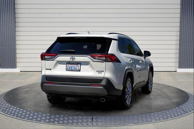 Photo of 2020 Off white Toyota RAV4