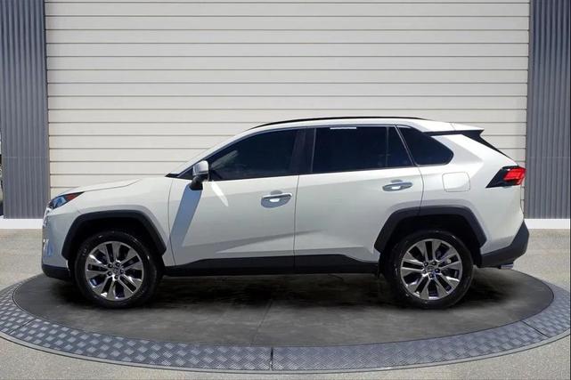 Photo of 2020 Off white Toyota RAV4