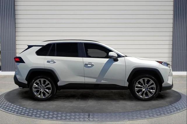 Photo of 2020 Off white Toyota RAV4