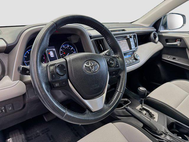 Photo of 2018 Super White Toyota RAV4