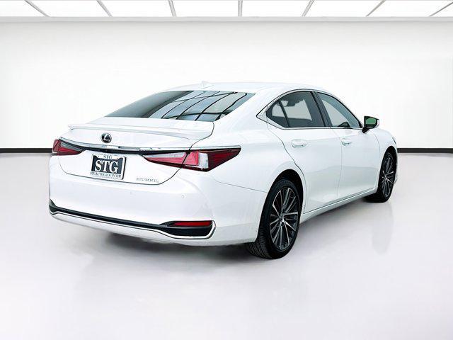 Photo of 2023 Eminent White Pearl Lexus ES 300h