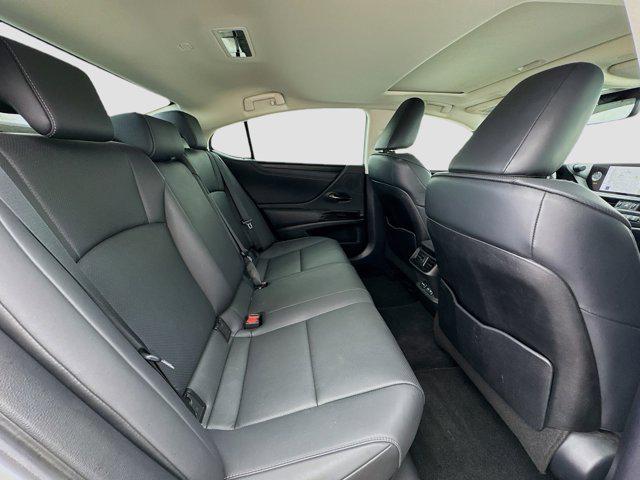 Photo of 2023 Eminent White Pearl Lexus ES 300h