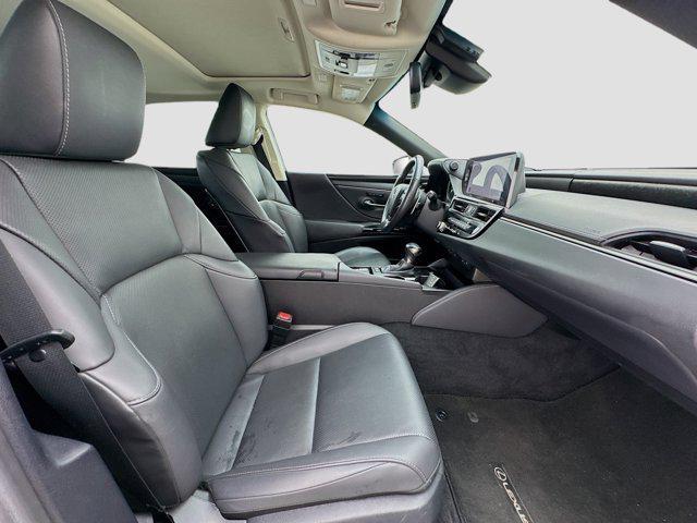 Photo of 2023 Eminent White Pearl Lexus ES 300h