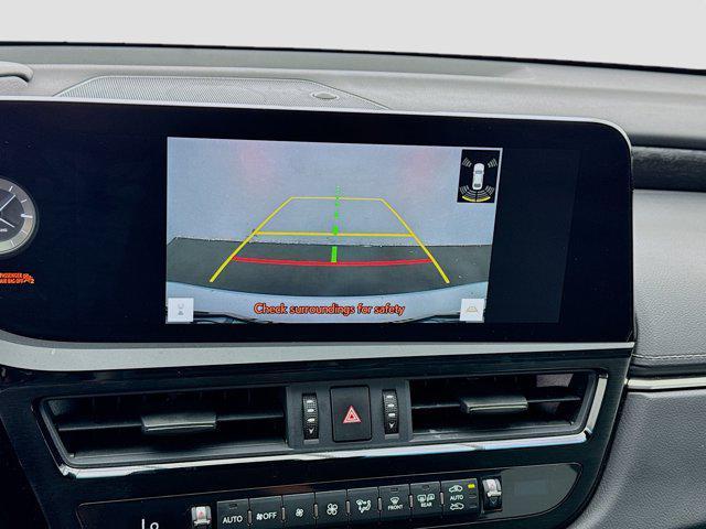 Photo of 2023 Eminent White Pearl Lexus ES 300h