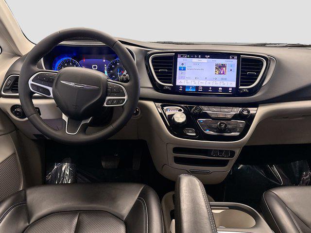 Photo of 2023 Brilliant Black Crystal Pearlcoat Chrysler Pacifica