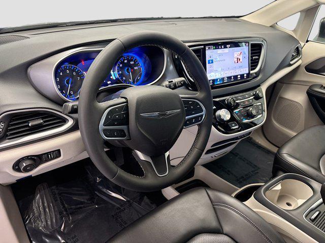 Photo of 2023 Brilliant Black Crystal Pearlcoat Chrysler Pacifica