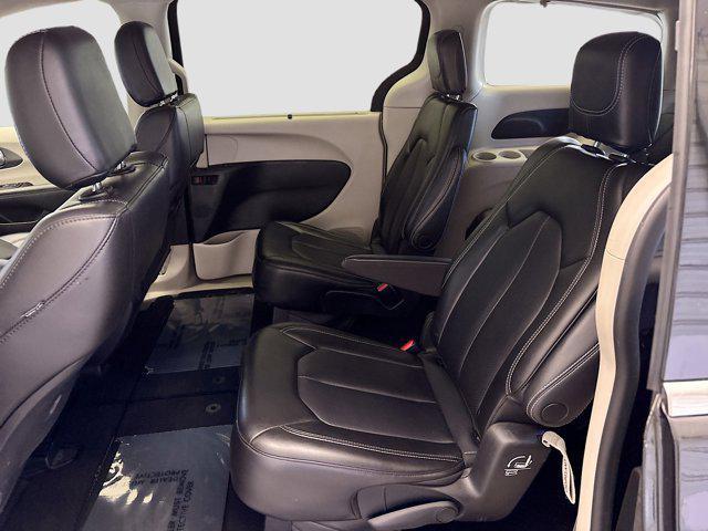 Photo of 2023 Brilliant Black Crystal Pearlcoat Chrysler Pacifica
