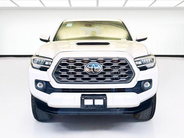 Photo of 2022 White Toyota Tacoma