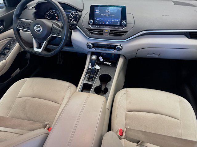 Photo of 2020 Glacier White Nissan Altima