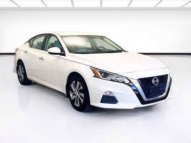 Photo of 2020 Glacier White Nissan Altima