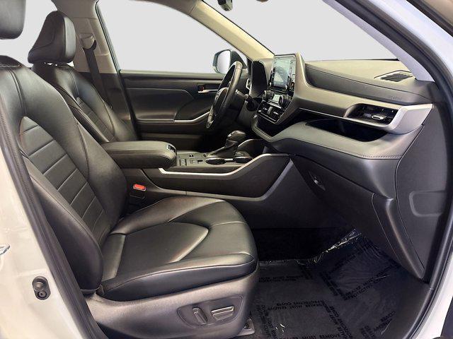 Photo of 2022 Wind Chill Pearl Toyota Highlander