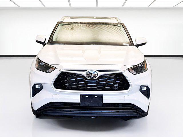 Photo of 2022 Wind Chill Pearl Toyota Highlander