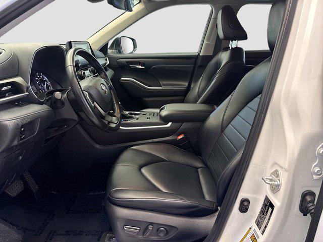 Photo of 2022 Wind Chill Pearl Toyota Highlander