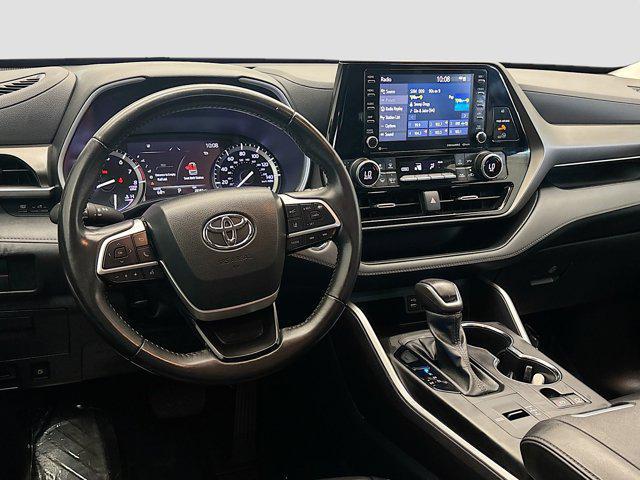 Photo of 2022 Wind Chill Pearl Toyota Highlander
