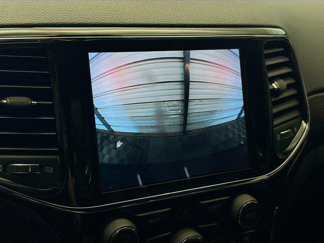 Photo of 2022 Diamond Black Crystal Pearlcoat Jeep Grand Cherokee