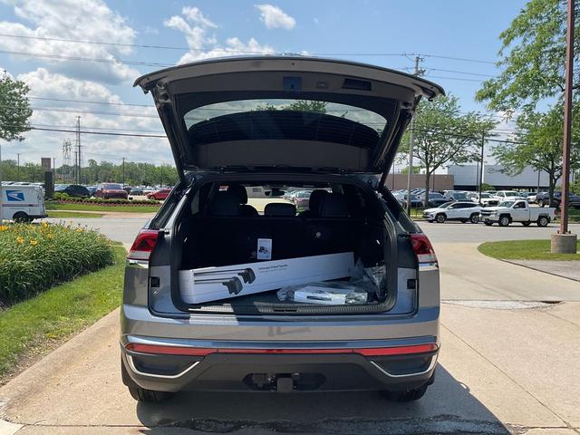 Photo of 2025 PLATINUM GRAY M Volkswagen Atlas Cross Sport