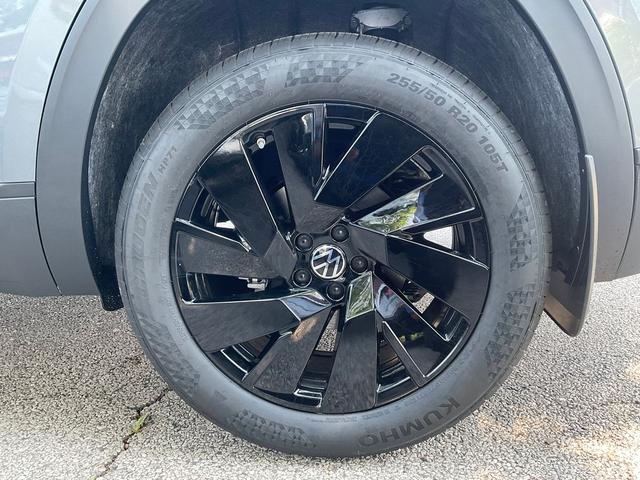 Photo of 2025 PLATINUM GRAY M Volkswagen Atlas Cross Sport