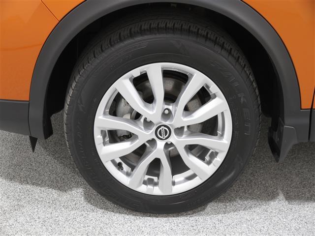 Photo of 2022 Monarch Orange Metallic Nissan Rogue Sport