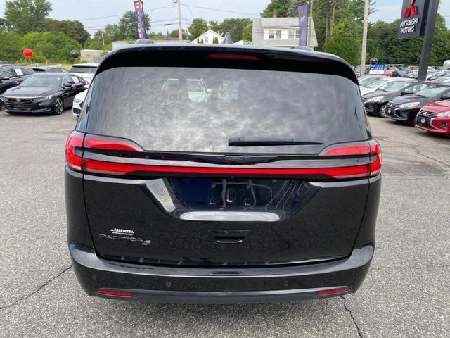 Photo of 2022 Brilliant Black Crystal Pearlcoat Chrysler Pacifica