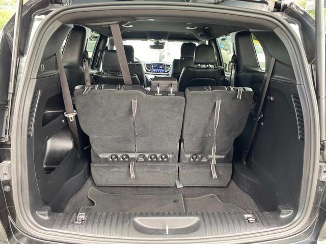 Photo of 2022 Brilliant Black Crystal Pearlcoat Chrysler Pacifica