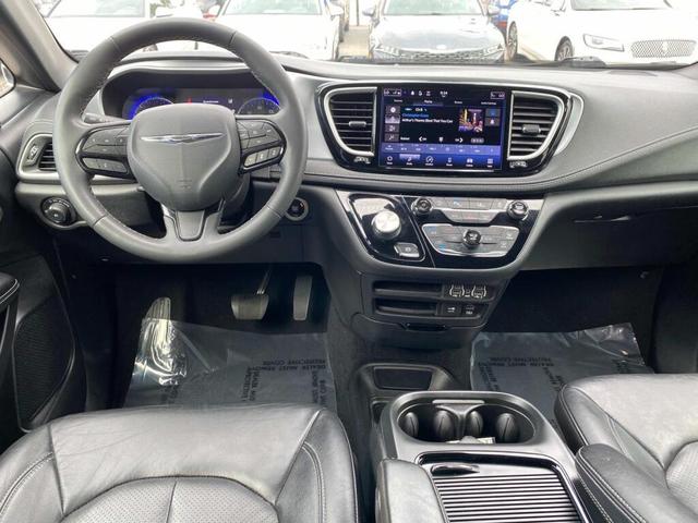 Photo of 2022 Brilliant Black Crystal Pearlcoat Chrysler Pacifica