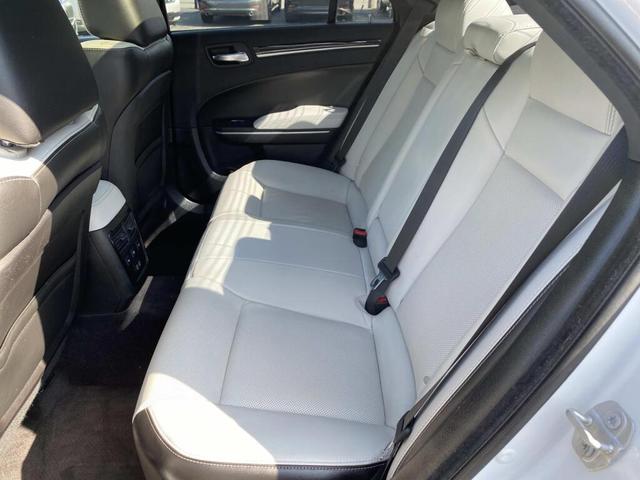 Photo of 2019 Bright White Clearcoat Chrysler 300