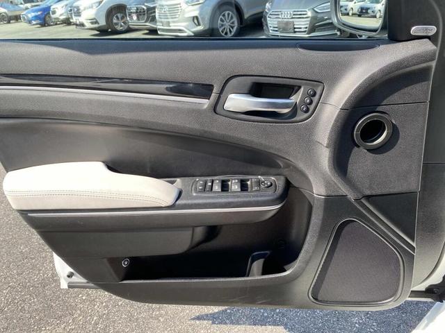 Photo of 2019 Bright White Clearcoat Chrysler 300