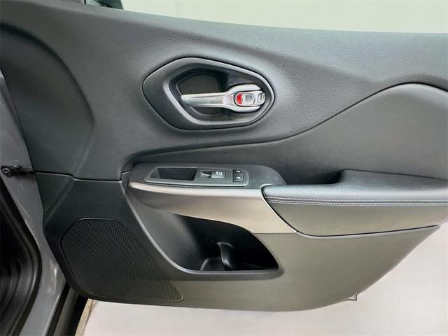 Photo of 2019 Sting-Gray Clearcoat Jeep Cherokee