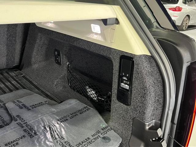 Photo of 2023 Belgravia Green Metallic Land Rover Range Rover