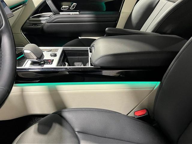 Photo of 2023 Belgravia Green Metallic Land Rover Range Rover