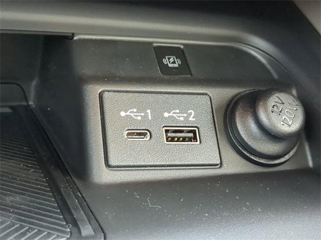Photo of 2025 White INFINITI QX50