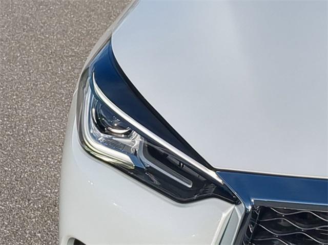 Photo of 2025 White INFINITI QX50