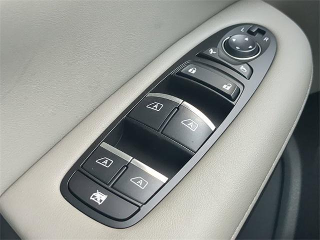 Photo of 2025 White INFINITI QX50