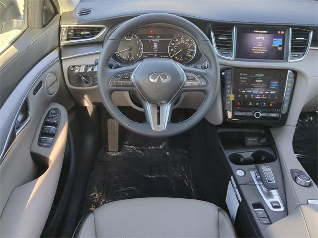 Photo of 2025 White INFINITI QX50