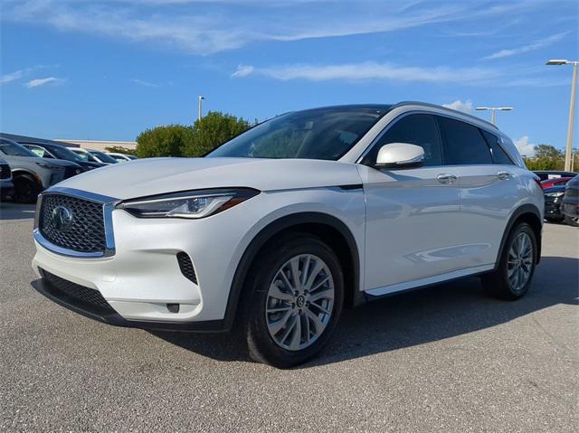 Photo of 2025 White INFINITI QX50