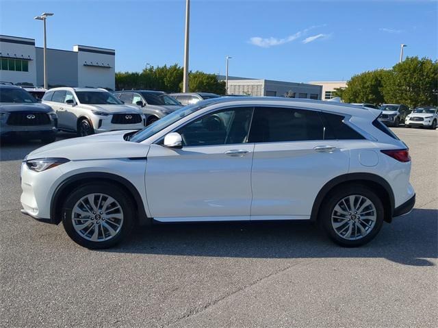 Photo of 2025 White INFINITI QX50
