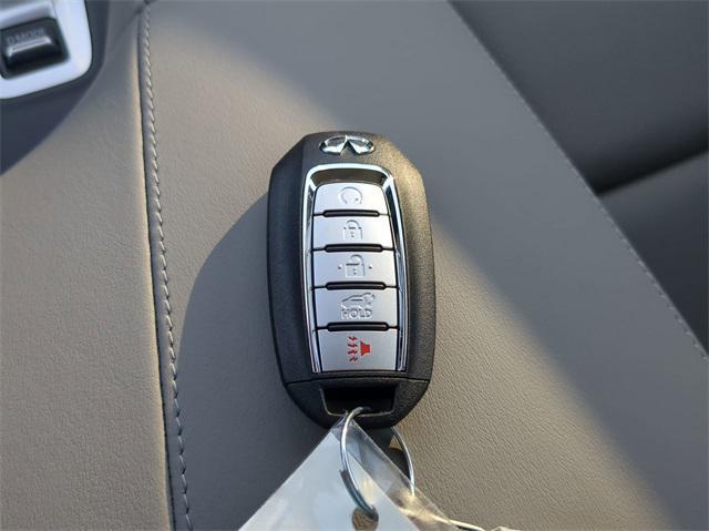 Photo of 2025 White INFINITI QX50