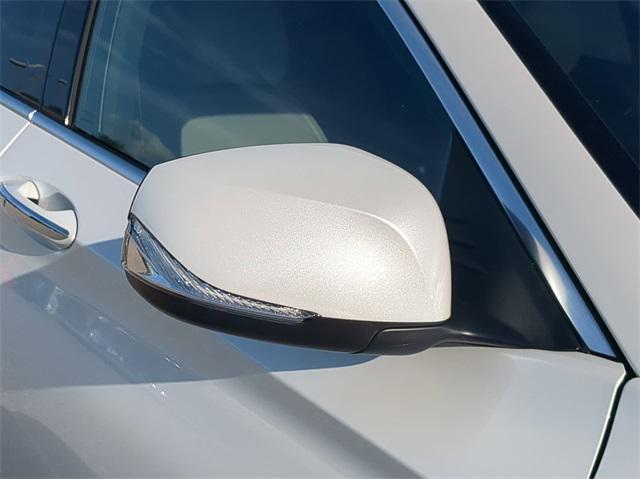 Photo of 2025 White INFINITI QX50