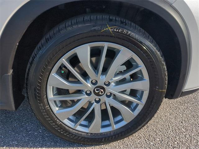 Photo of 2025 White INFINITI QX50
