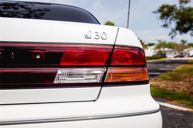 Photo of 1996 White Platinum Pearl INFINITI I30