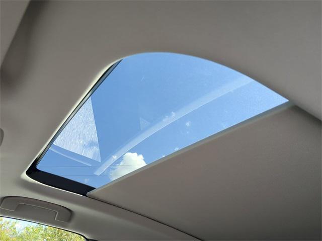 Photo of 2025 White INFINITI QX50