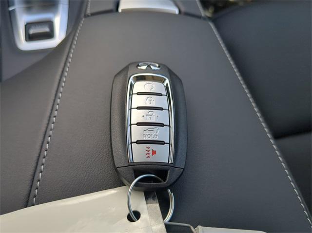 Photo of 2025 White INFINITI QX50
