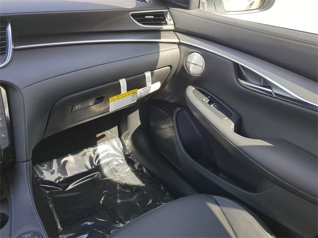 Photo of 2025 White INFINITI QX50