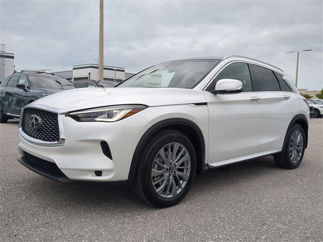 Photo of 2025 White INFINITI QX50