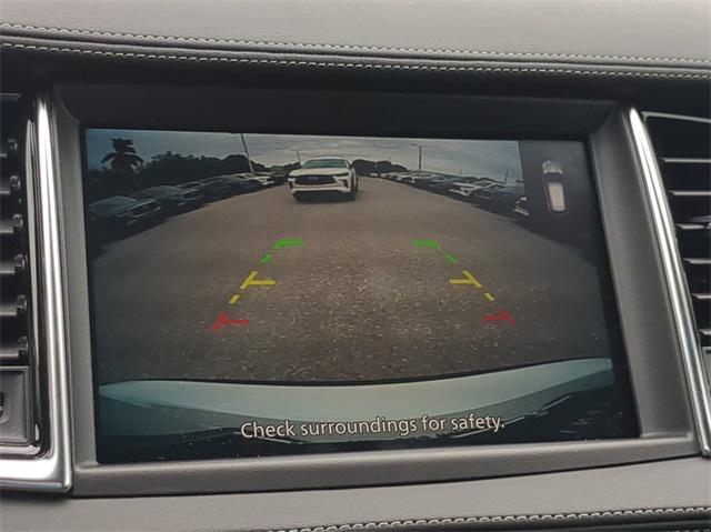 Photo of 2025 White INFINITI QX50