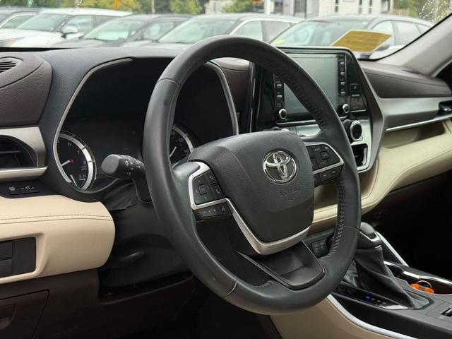 Photo of 2022 Moon Dust Toyota Highlander