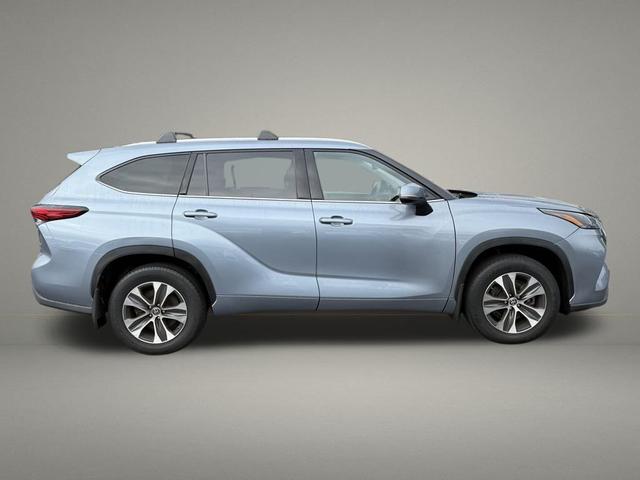 Photo of 2022 Moon Dust Toyota Highlander