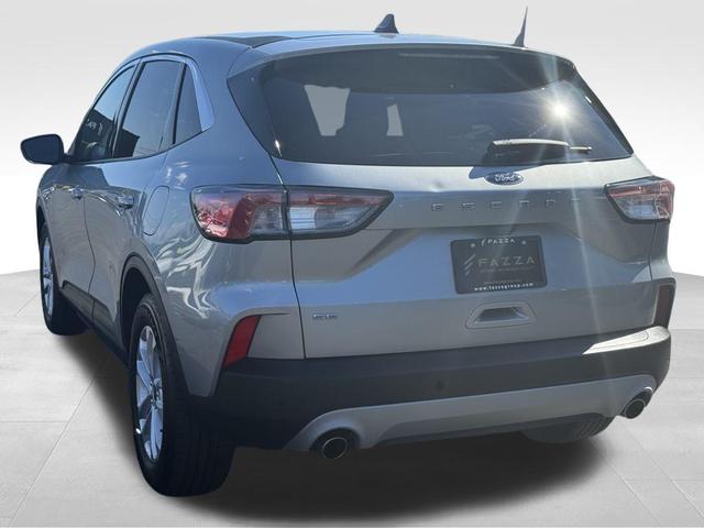 Photo of 2022 Silver Metallic Ford Escape