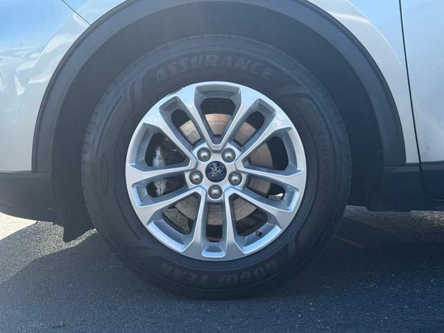 Photo of 2022 Silver Metallic Ford Escape