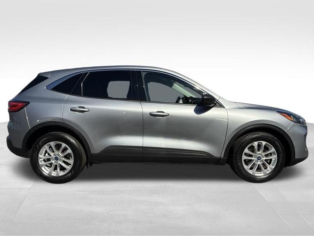 Photo of 2022 Silver Metallic Ford Escape